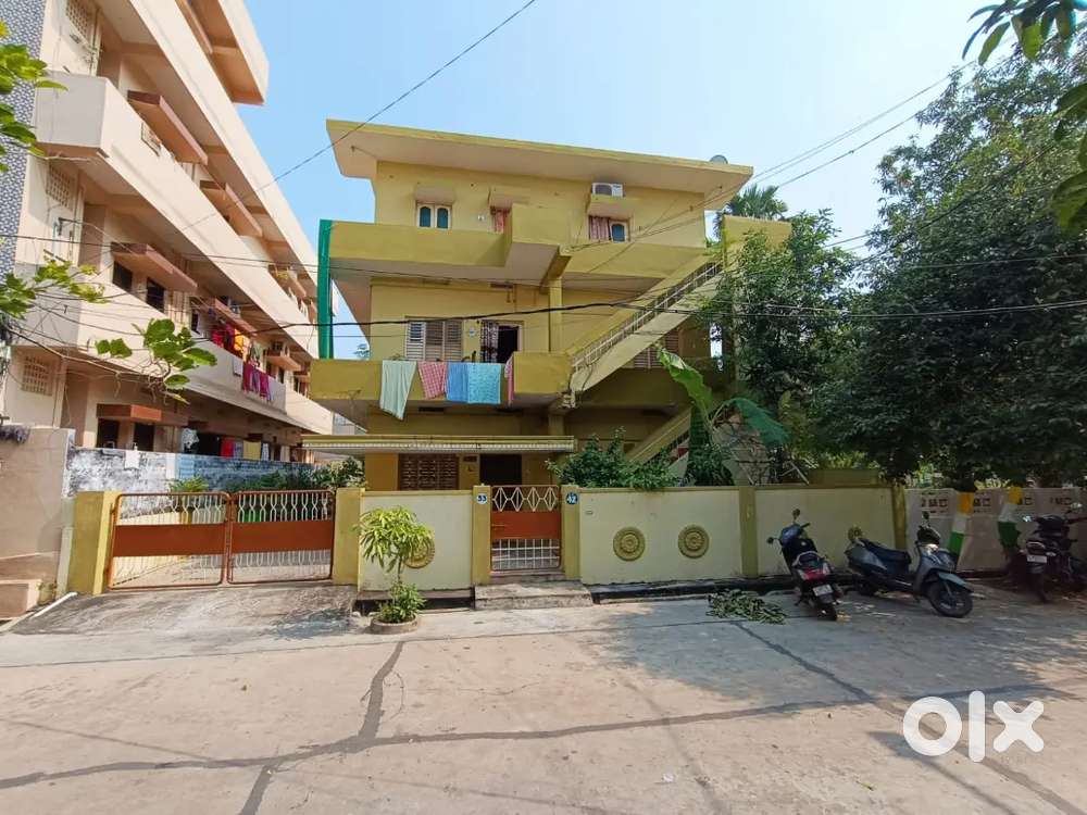 2 bhk first floor with car parking