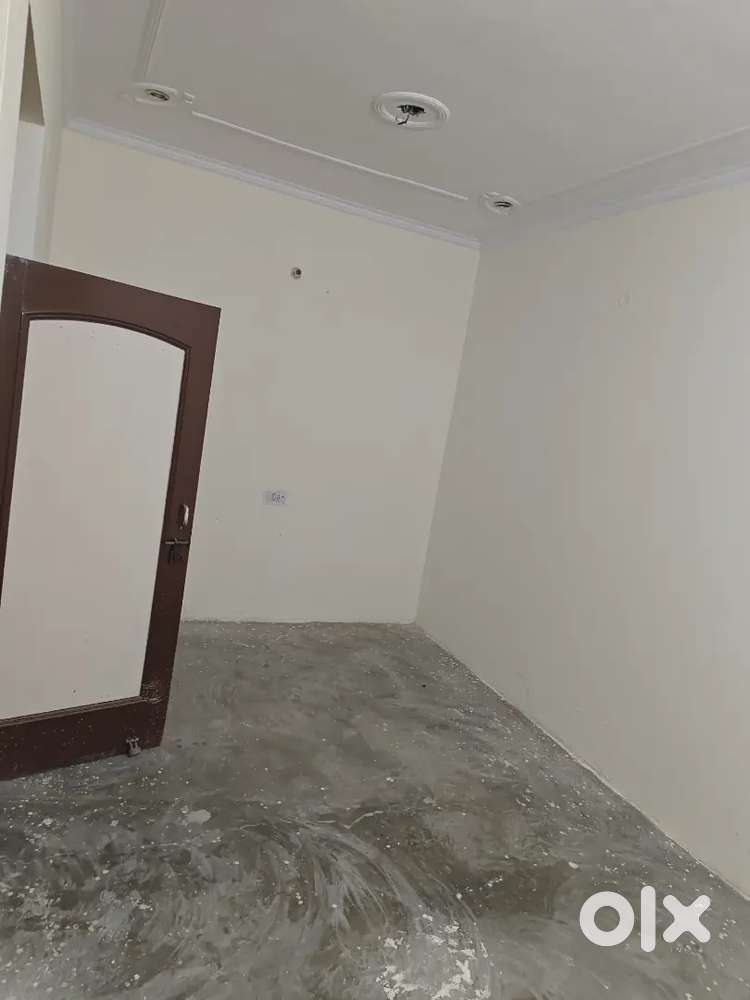3 Rooms available for rent . Very Near to main sultanwind road