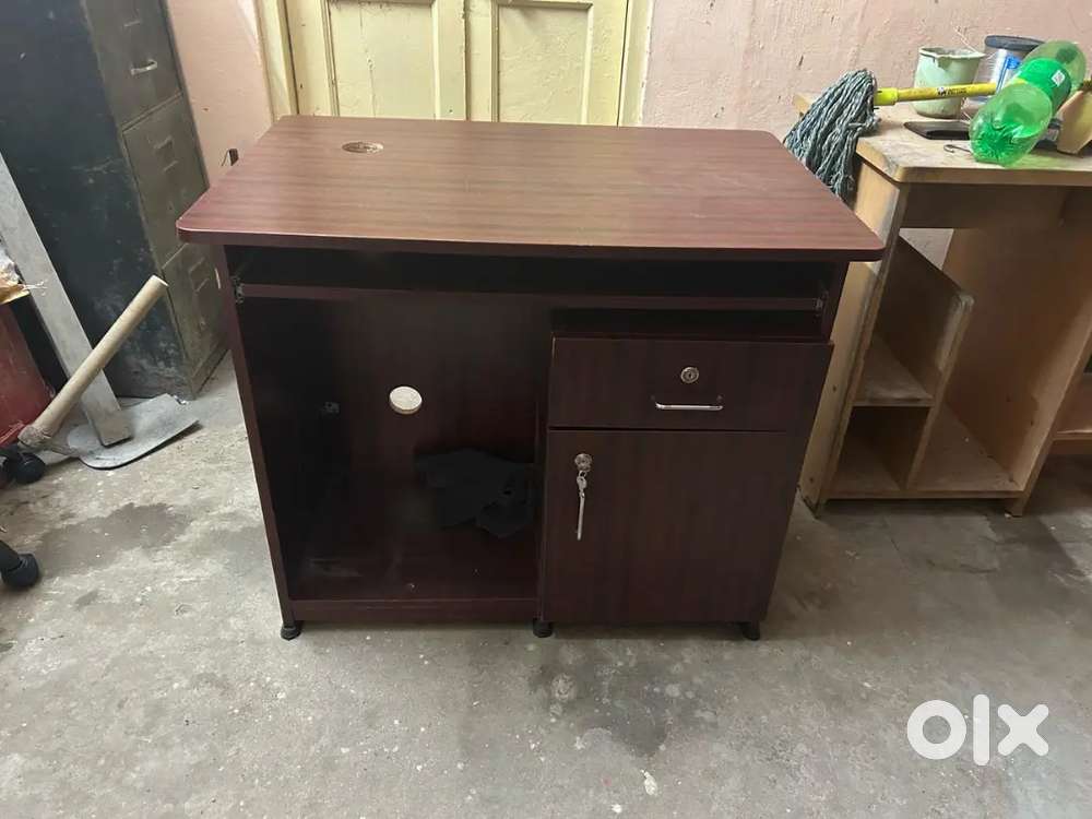 Computer table