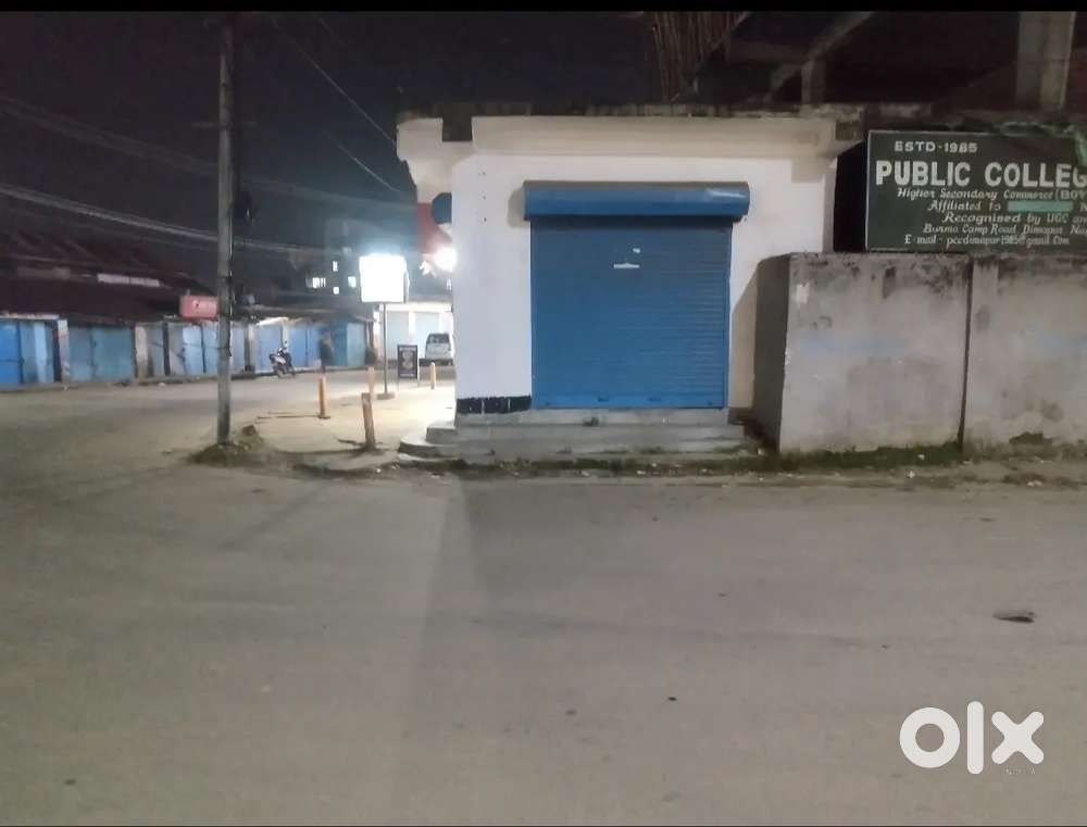 Shop available in prime location.