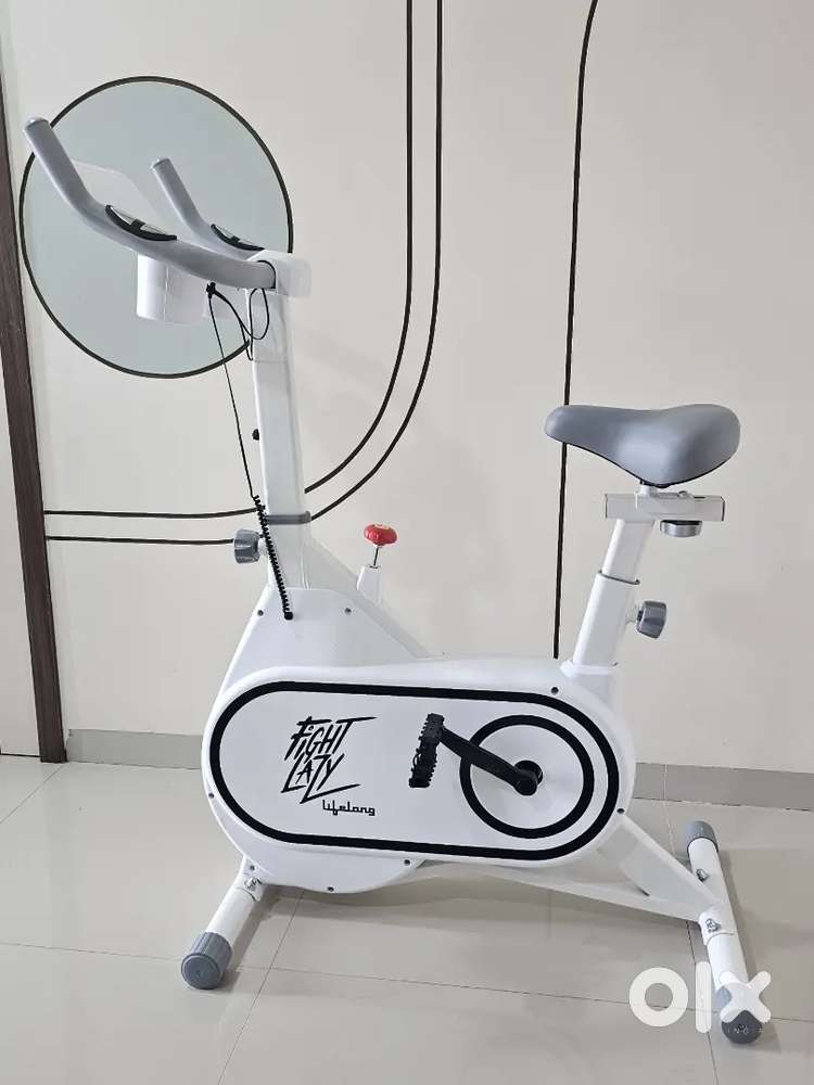 Cycling machine for exercise