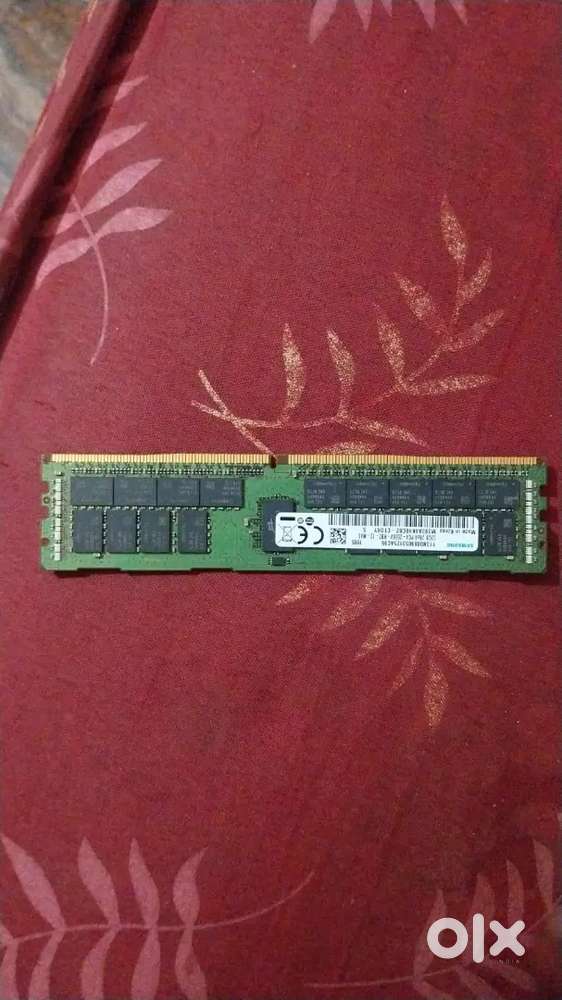 Samsung 32GB DDR4 server RAM module.