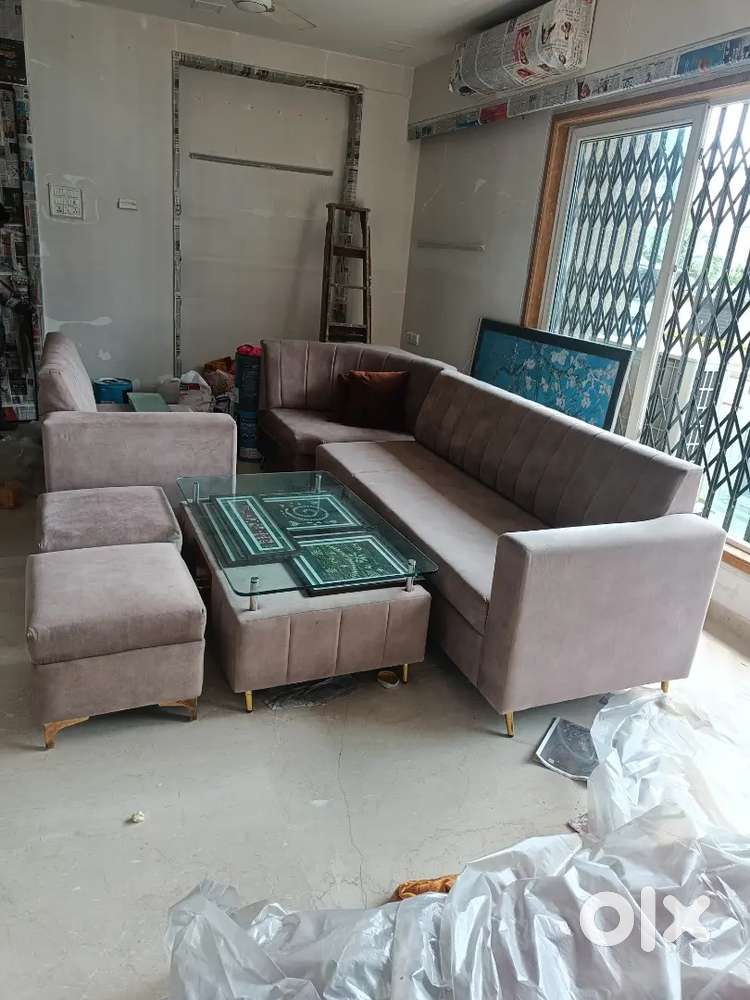 7 Seater sofa, 2 puffy, centre table