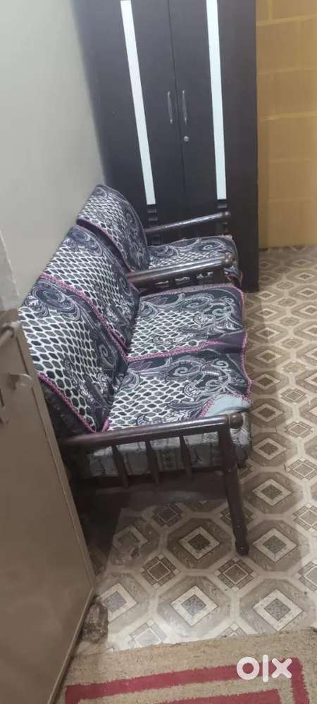 sofa  urgent sell without gaddi