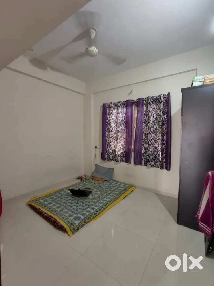 Female roommates needed