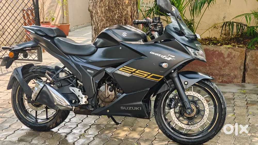Gixxer 250 SF driven only 4000 km new rear tyre. Insurance up to 2026