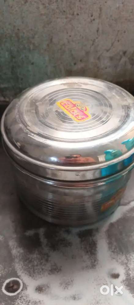 Roti rakhne ke liye bada wala Steel ka tiffin