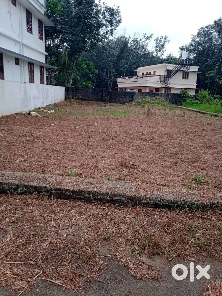 7 cent land in a posh gated community in Chottanikkara