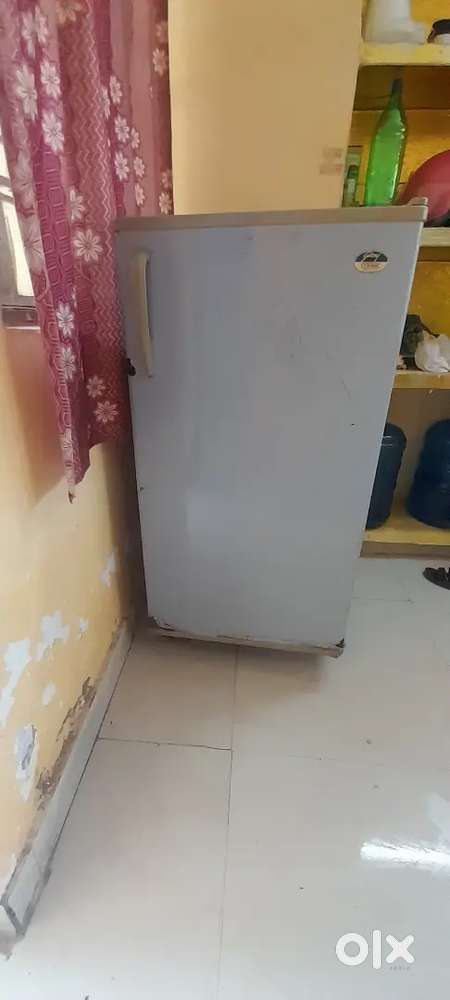 Frize 4000 aur cooler 4000 ok condition (ajmer line army Qtr)