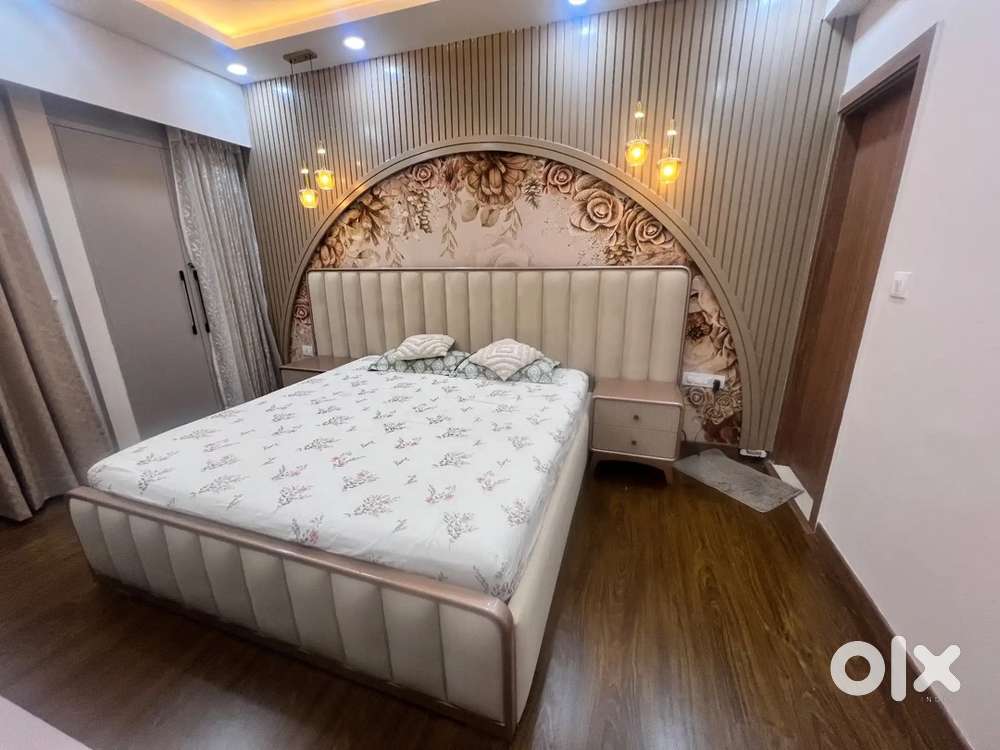 Elegant King Size Bed with 2 Matching Side Tables –Excellent Condition