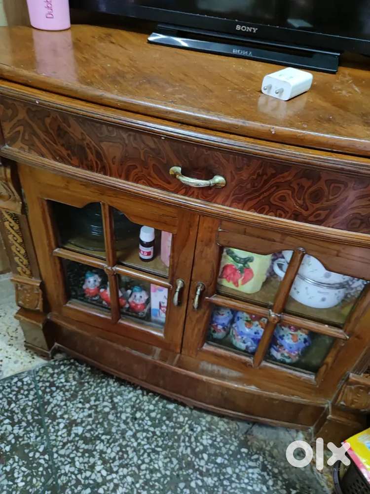 Tv trolley with storage in very good condition at reasonable price