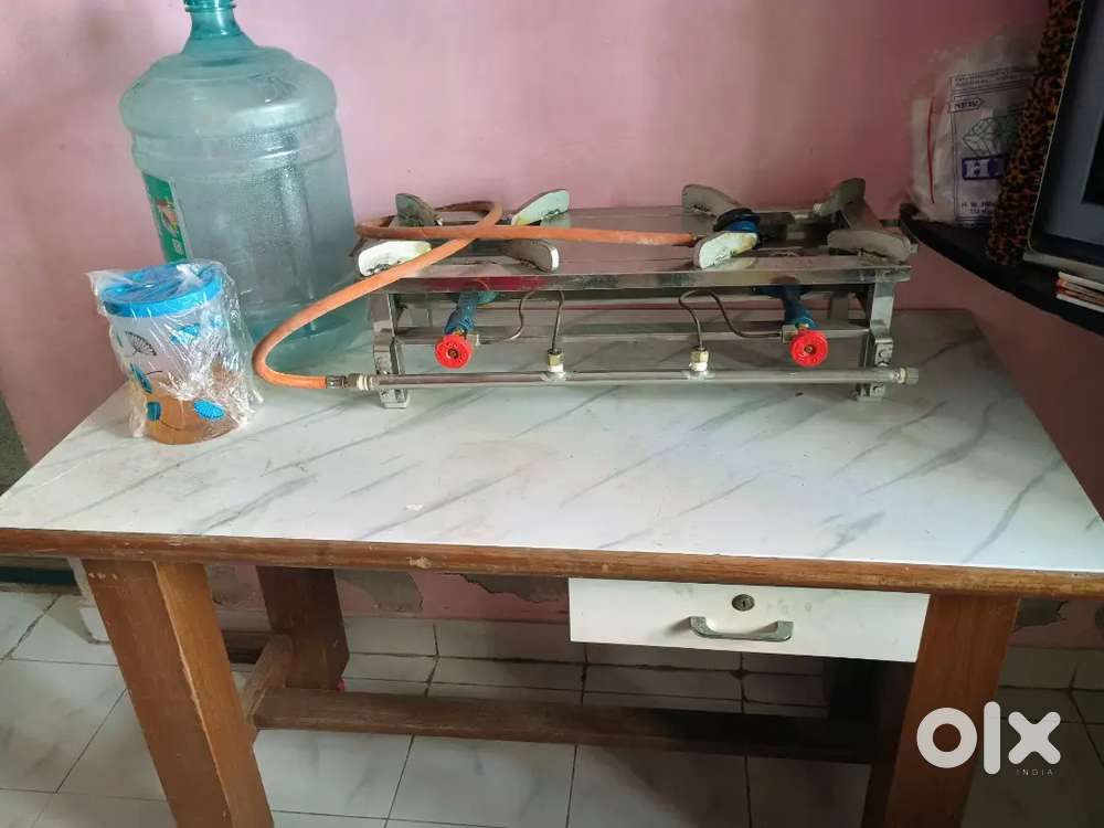 Gas stove with pipe