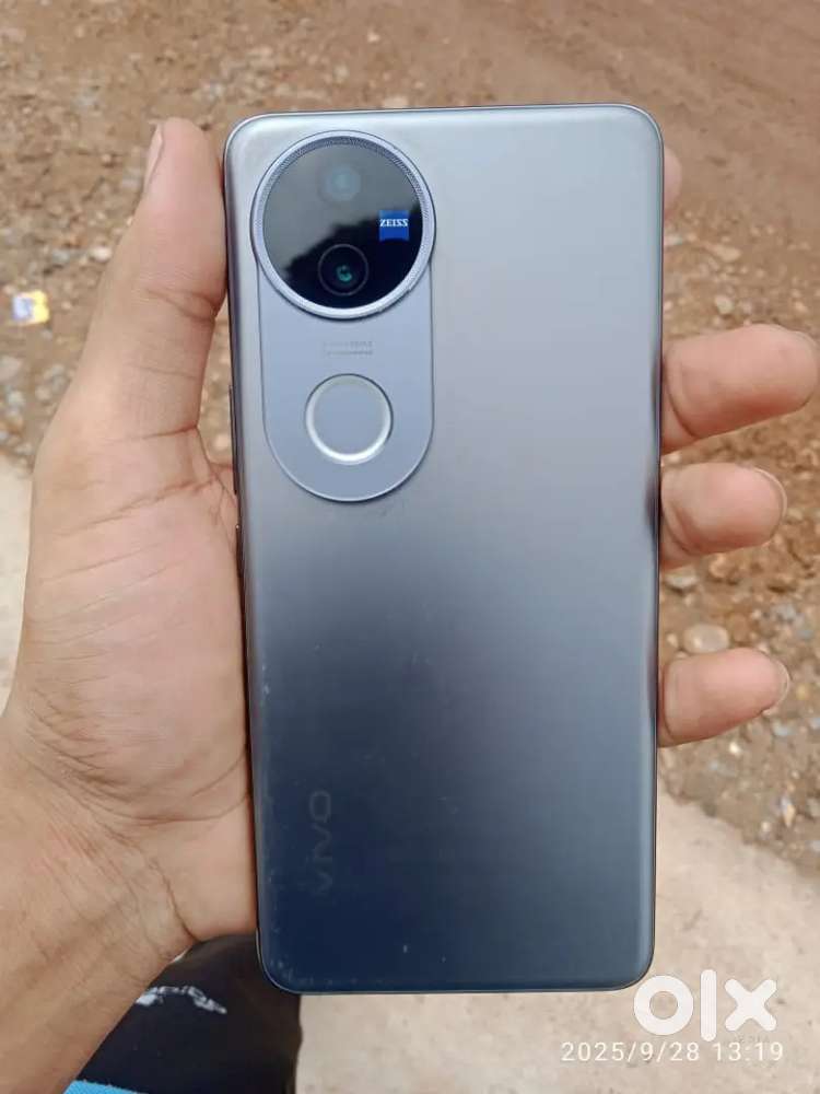 Vivo v50 new condition. 4 month use