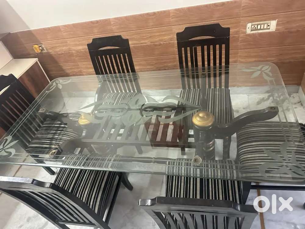Dinning table very gud condition