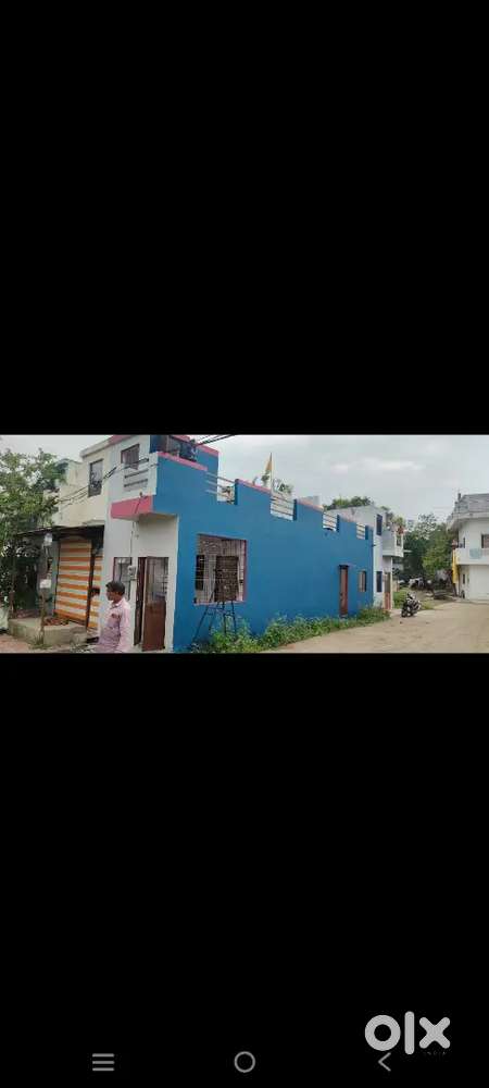 Corner ka makaan bechna he 10*40 only 20 lac. Dono side 20 fit road he