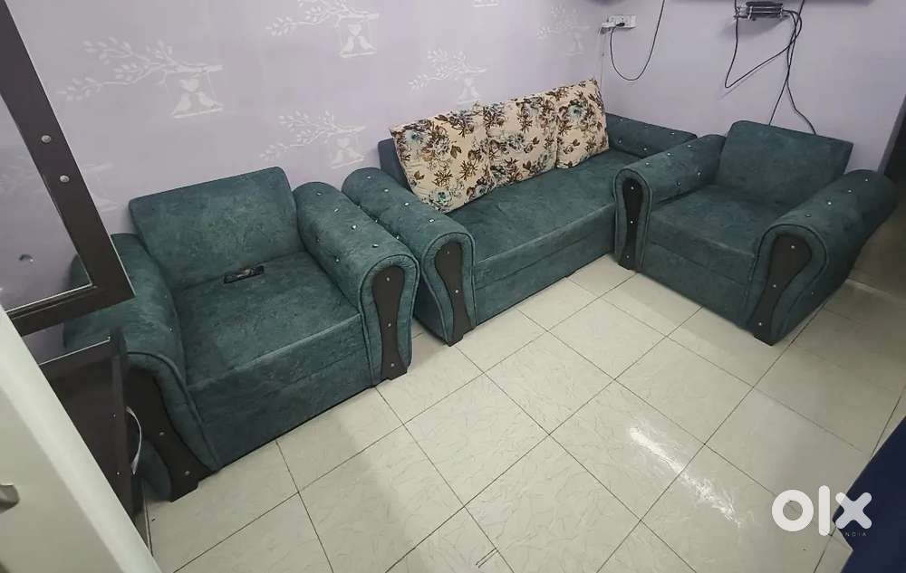 Comfortable 3+1+1 Sofa Set in Good Condition – with 5 big back pillows