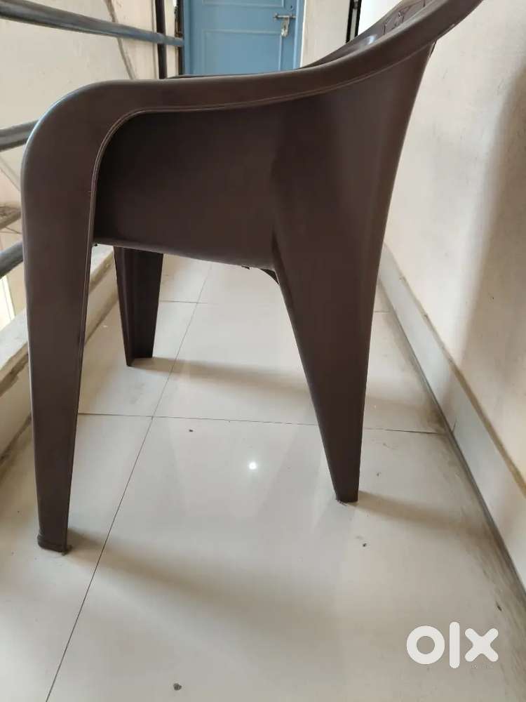 Stylish Plastic Armchair – Deep Brown – Barely Used (7 Days Only)