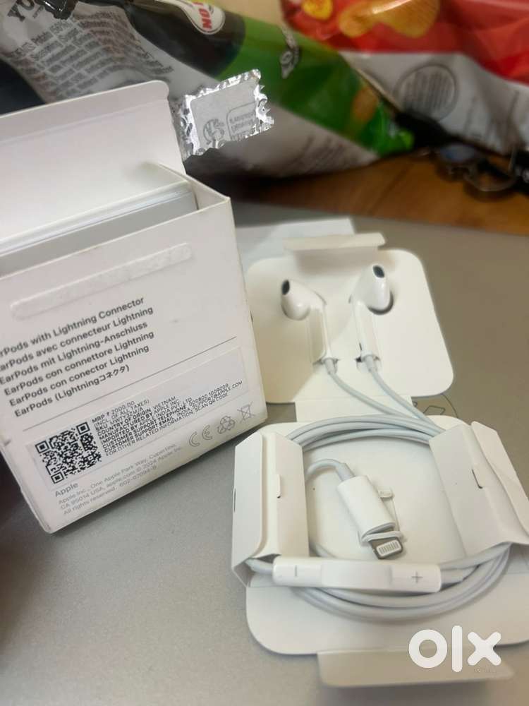 Wired Earpods (Lightning Connector )