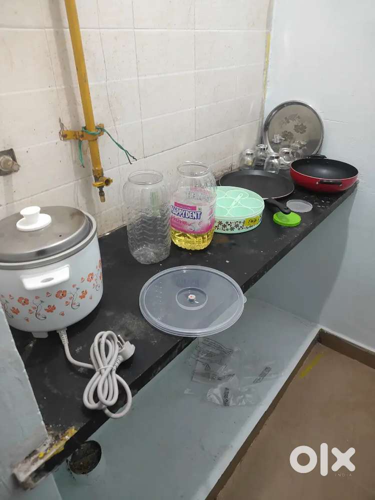 Room sharing men or women it's near electronic bus stop & metro 500 mt