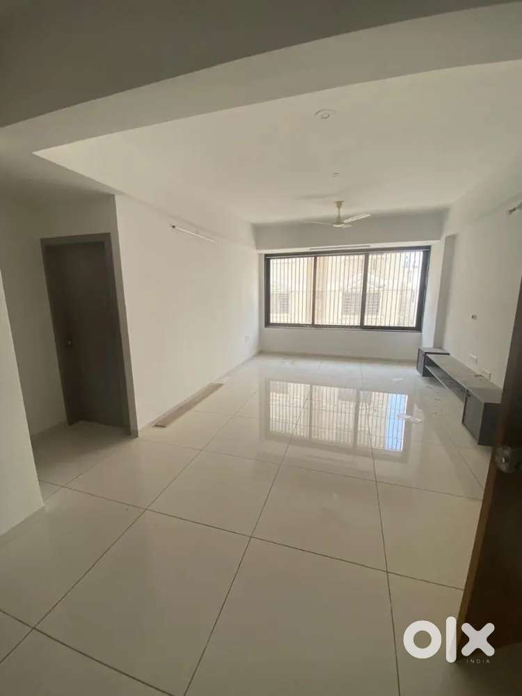 Beautiful 3 bhk semi furnished flat near Atmiya College, Kalawad Road