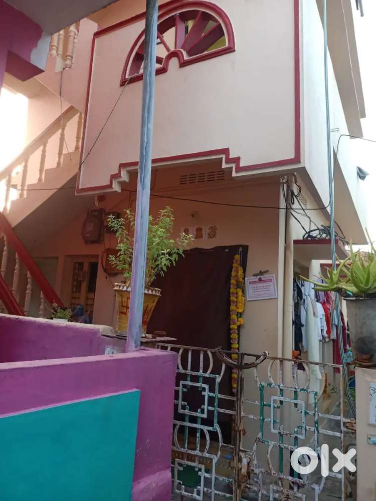 Individual house with one extra floor and one pent house