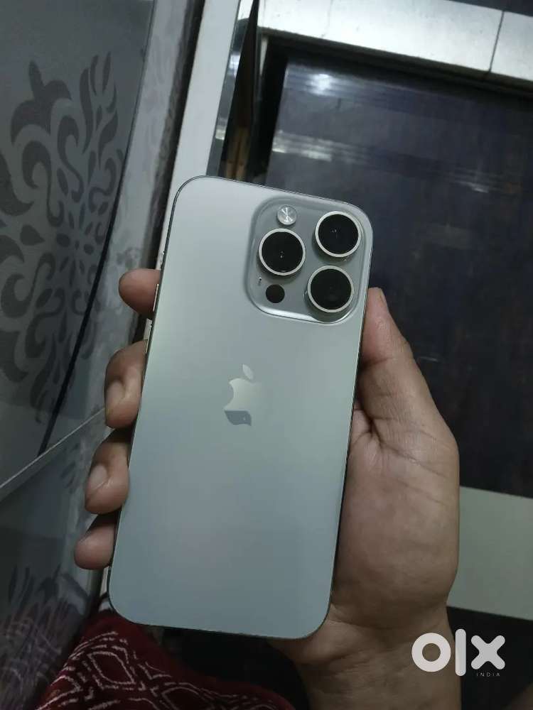 iPhone 15 pro natural titanium