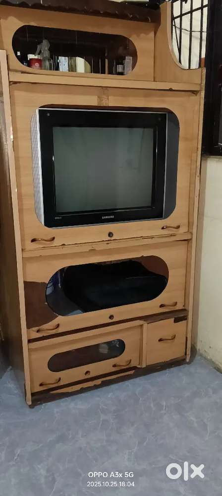Trolley and TV Samsung company good condition