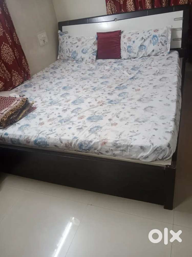 Hydrollic king size bed with mattress