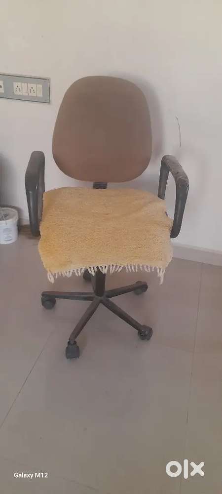 ઓફિસ,ઉપયોગી ફરતી ખુરશી બેસ્ટ કન્ડીશન વેચવાની છે