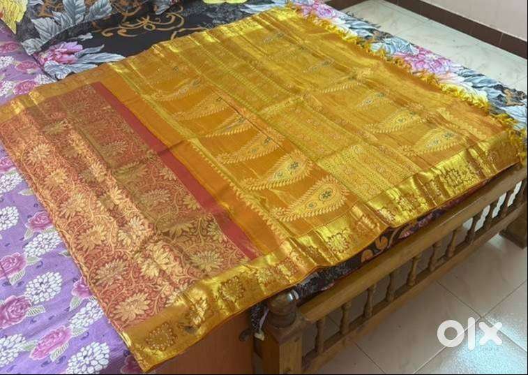 ஜரிகை டிசைனில்  முகூர்த்த பட்டுப்புடவை வாங்கிய விலை இருபத்தி எட்டாயிரம