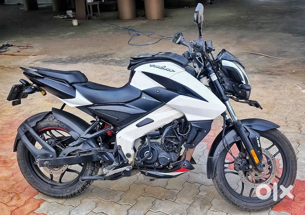 Bajaj Pulsar NS160 – Black & White  – 2022 - Excellent Condition
