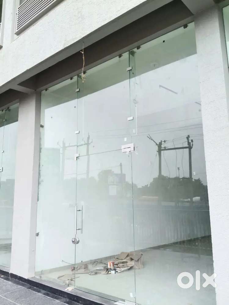 Rent showroom in s.g highway