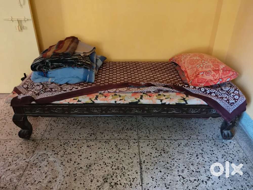 Diwan bed with mattress