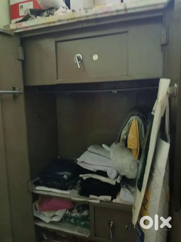 Almari do Godrej or ek bda cooler
