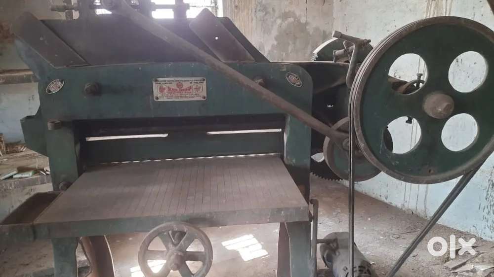 Paper cutting machine