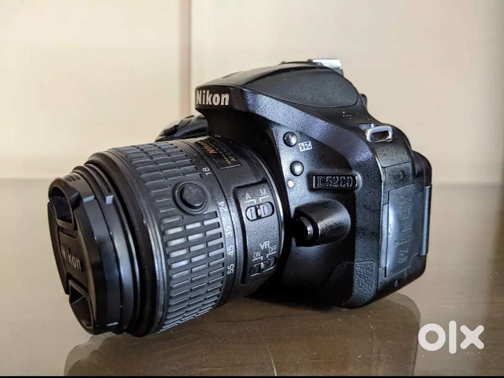 Nikon D5200 with Kit lens and bag