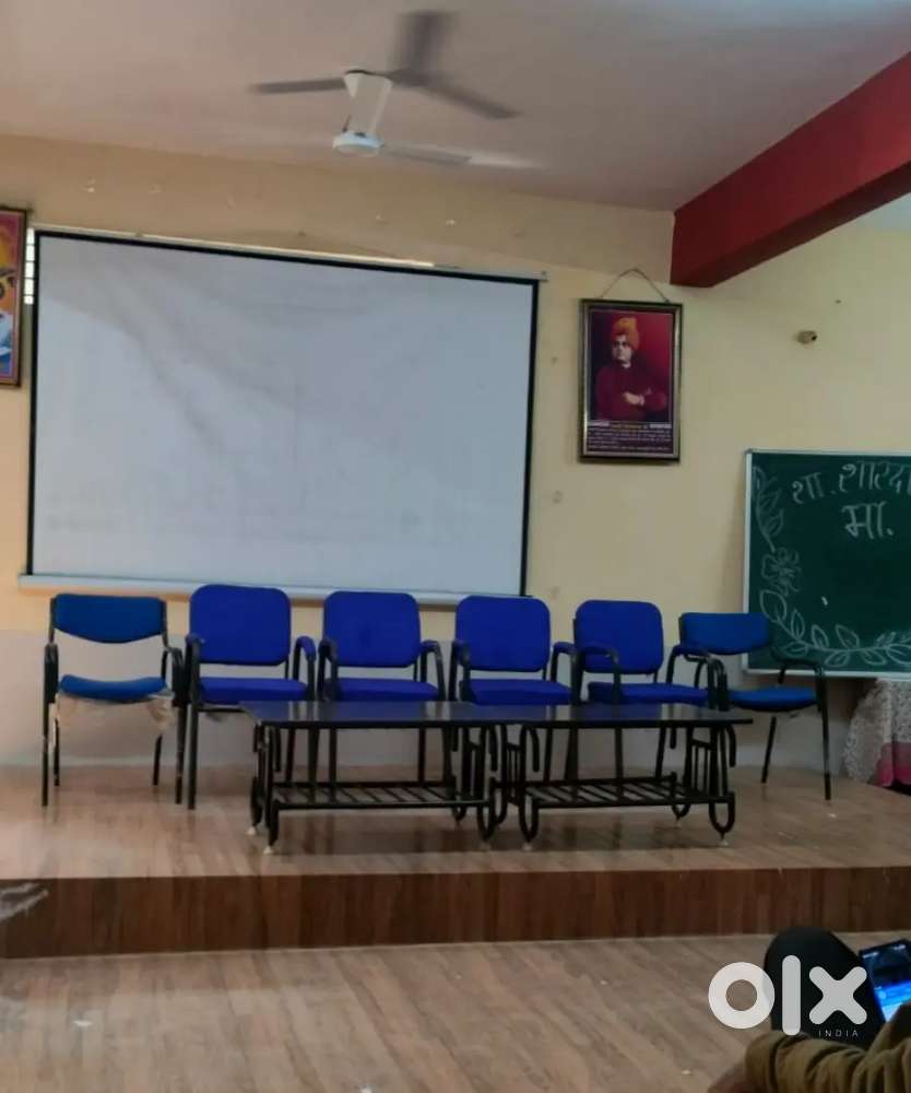 स्कूल में कार्य करने के लिए युवक और युवतियों की आवश्यकता है