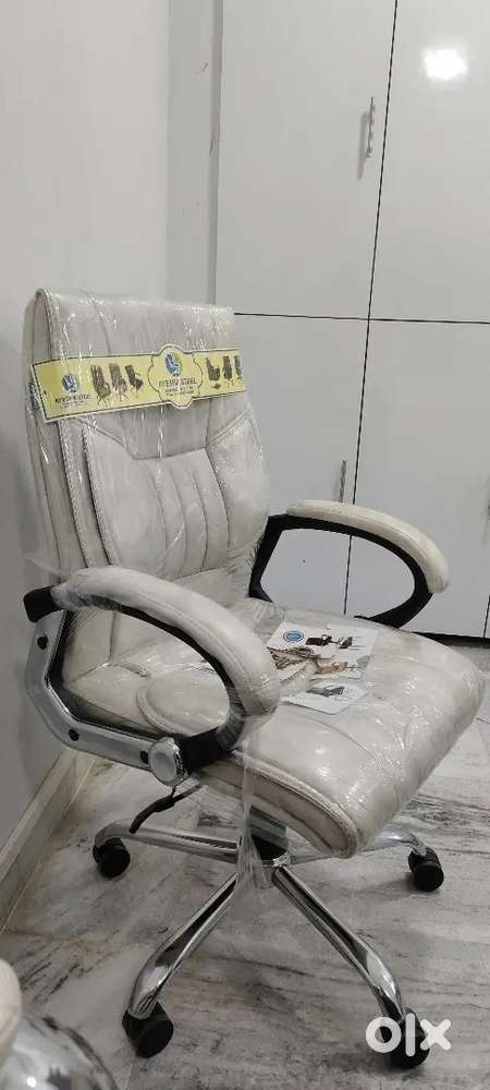 NEW BOSS CHAIRS AND MOVABLE CHAIRS