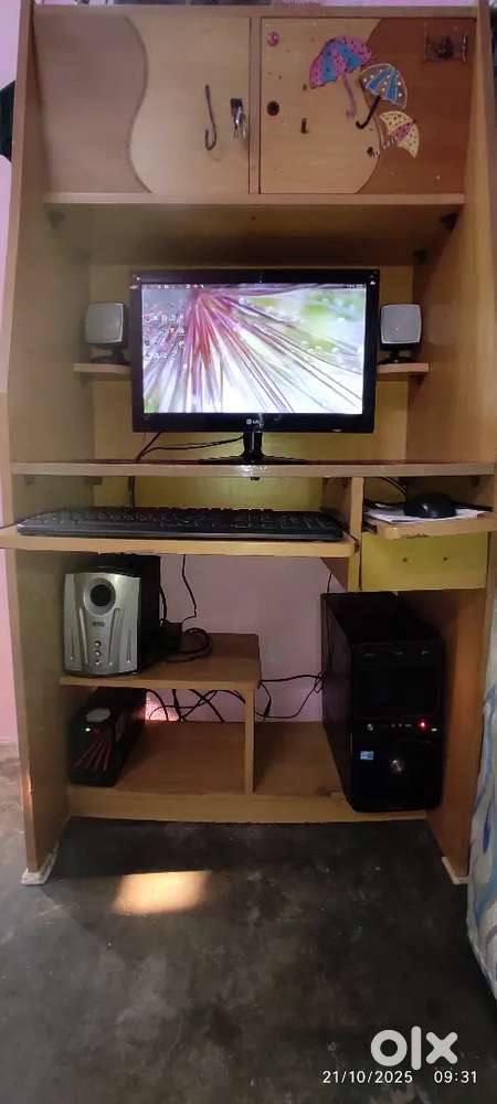 Running desktop computer with computer tablet