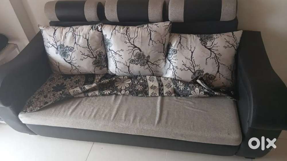 7500 rs Single sofa very good condition only 8 month use