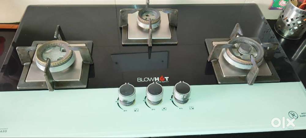 Blow hot self ignition gas cook top