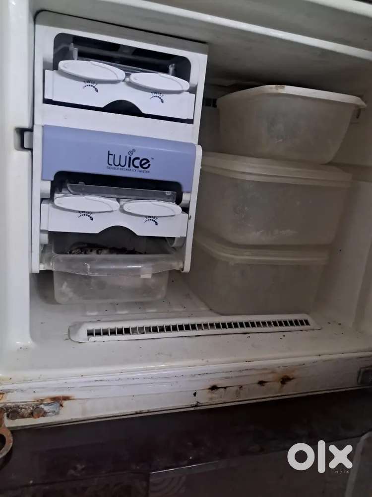 Double door refrigerator