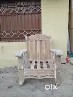 lakadi ka sofa bina polish aur gadda ka