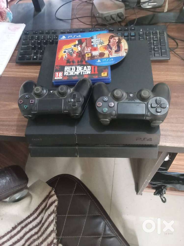 PLAYSTATION 4 (बोहोत कम चलाया है सिर्फ पर्सनल ) 2 गेम और 2 कंट्रोलर्स