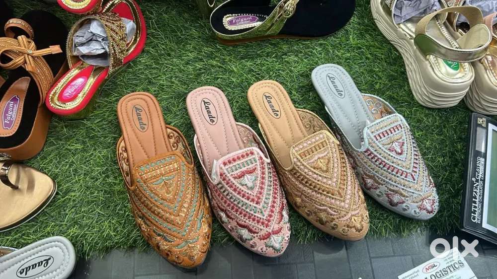 Salesmen and salesgirls wanted for chappal shop