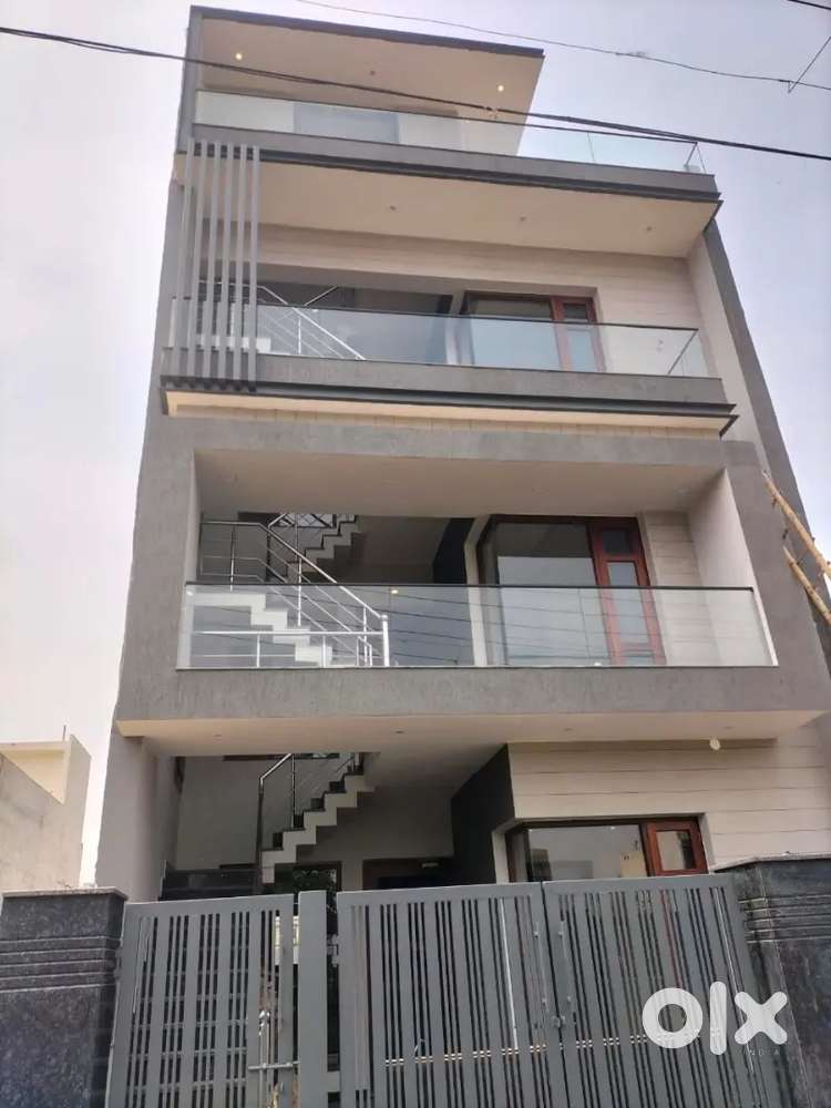For sale new 6 marla facing park floor sector 79 mohali