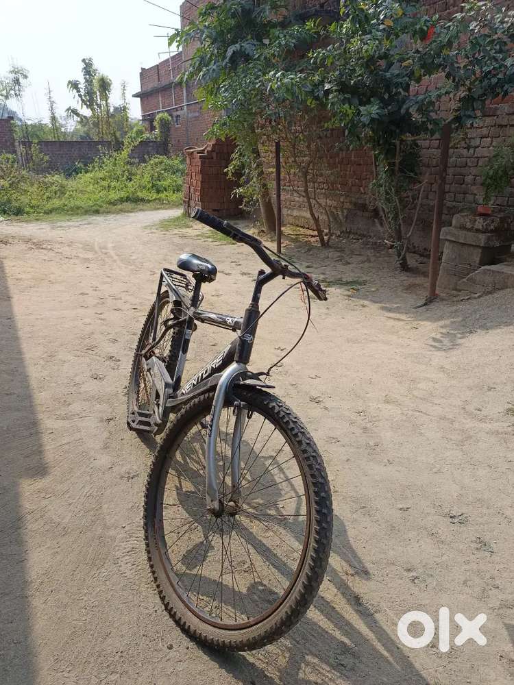 Bicycle  8 month old small damages well conditions