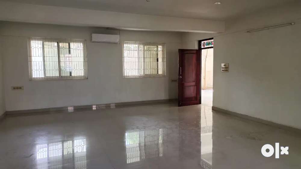 Posh new office 700 s. ft. space in Gandhipuram 9th street extension