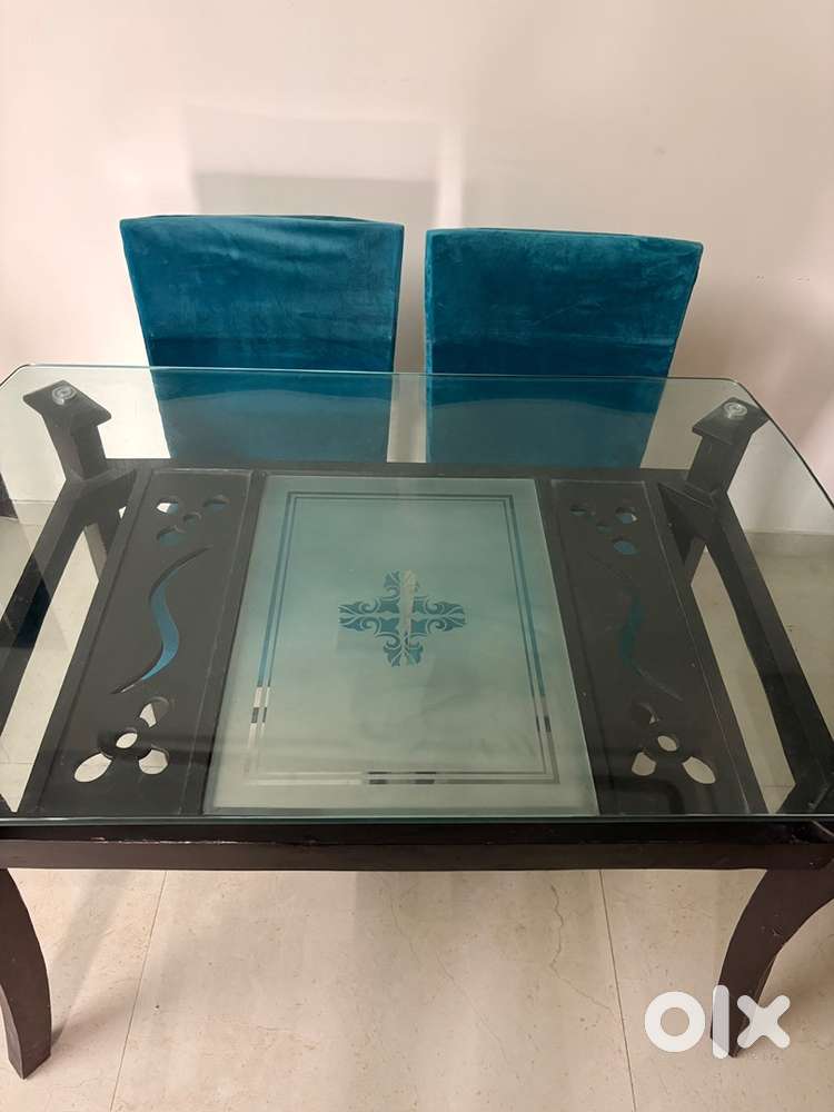 4 seater dinning table with 2 chairs