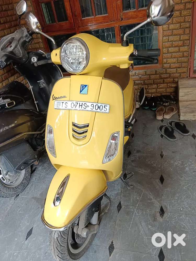 Vespa 125cc BS6 yellow